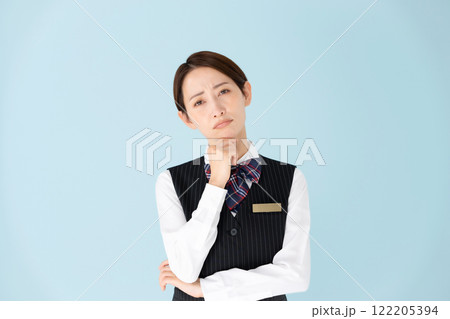 女性　制服　悩む 122205394