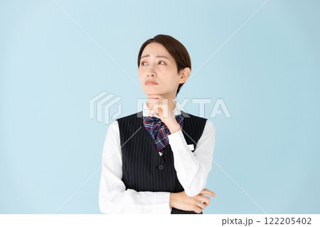 女性 制服 悩む 女性 制服 悩む 122205402