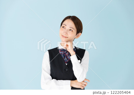 女性　制服　考える　笑顔 122205404