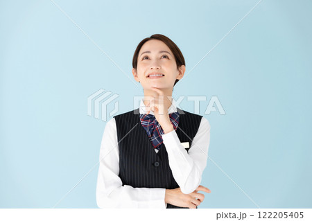 女性　制服　考える　笑顔 122205405