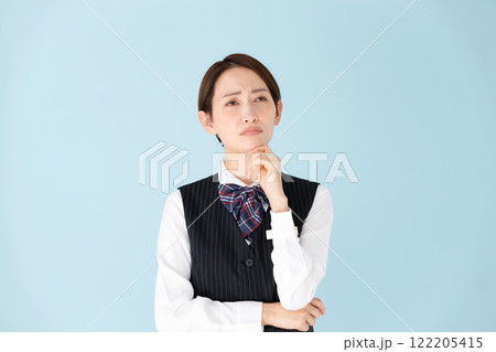 女性　制服　悩む 122205415