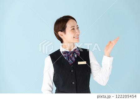 女性　制服　手かざし 122205454
