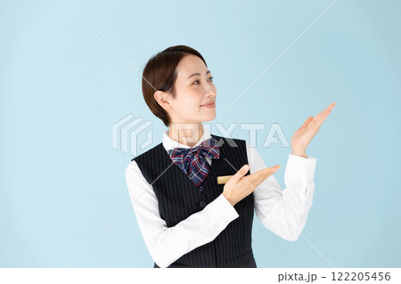 女性　制服　手かざし 122205456