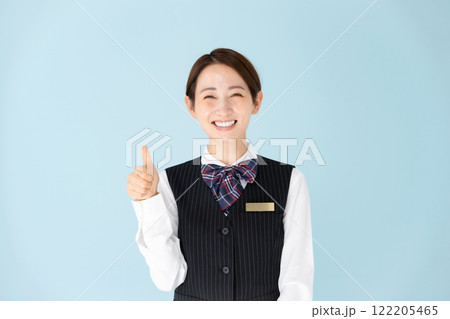 女性　制服　サムズアップ 122205465