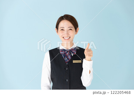 女性　制服　サムズアップ 122205468