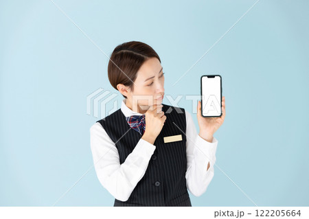 女性 制服 スマホ 悩む 女性 制服 スマホ 悩む 122205664