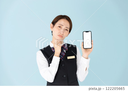 女性 制服 スマホ 悩む 女性 制服 スマホ 悩む 122205665