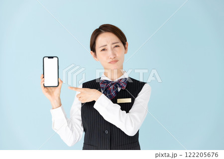 女性　制服　スマホ　悩む 122205676