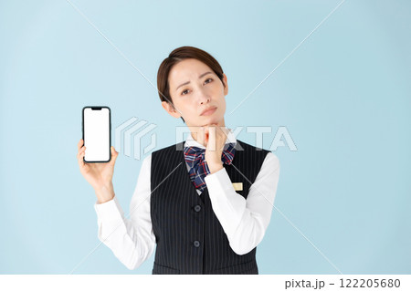 女性　制服　スマホ　悩む 122205680