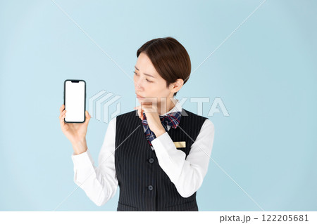 女性　制服　スマホ　悩む 122205681