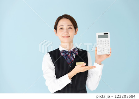 女性　制服　計算機　笑顔 122205684