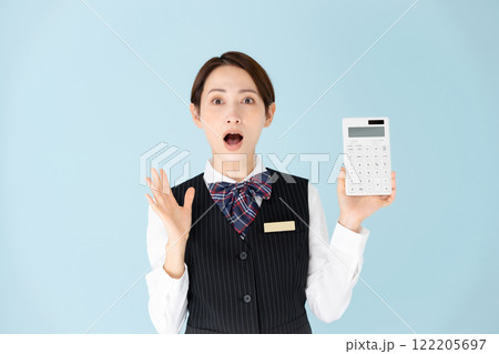女性 制服 計算機 驚く 女性 制服 計算機 驚く 122205697