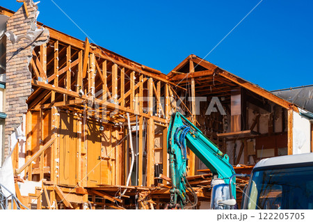 パワーショベルで家屋の解体工事 122205705