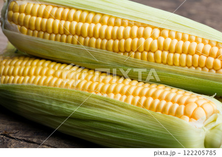 Fresh corn on cobs 122205785