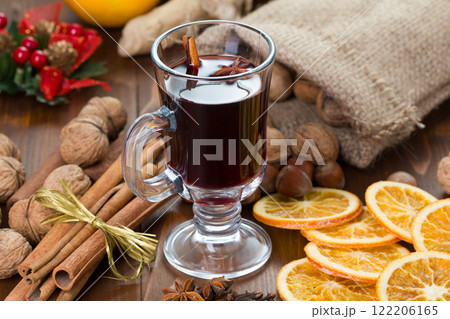 Mulled wine served in glasses 122206165