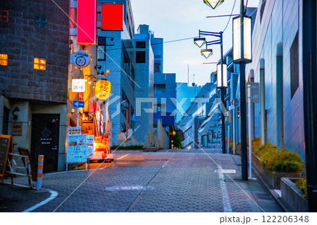 東京の渋谷の桜丘町の坂道 122206348