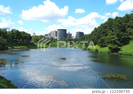 旧江戸城（皇居）の桜田濠【東京都千代田区】 122206730