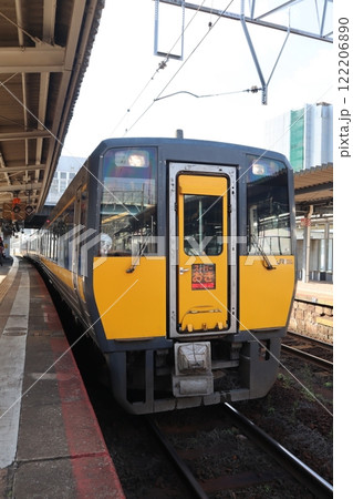 JR山口線・新山口駅のホームに停車する特急スーパーおき JR山口線・新山口駅のホームに停車する特急スーパーおき 122206890