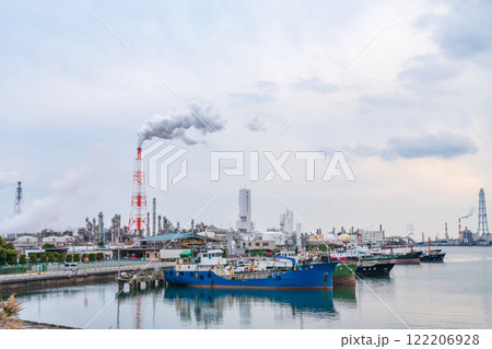 四日市コンビナート、霞ヶ浦緑地公園からの眺め〈三重県四日市市〉 122206928