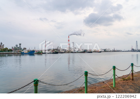 四日市コンビナート、霞ヶ浦緑地公園からの眺め〈三重県四日市市〉 四日市コンビナート、霞ヶ浦緑地公園からの眺め〈三重県四日市市〉 122206942