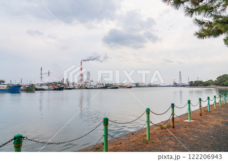 四日市コンビナート、霞ヶ浦緑地公園からの眺め〈三重県四日市市〉 四日市コンビナート、霞ヶ浦緑地公園からの眺め〈三重県四日市市〉 122206943