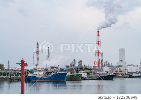 四日市コンビナート、霞ヶ浦緑地公園からの眺め〈三重県四日市市〉 122206949
