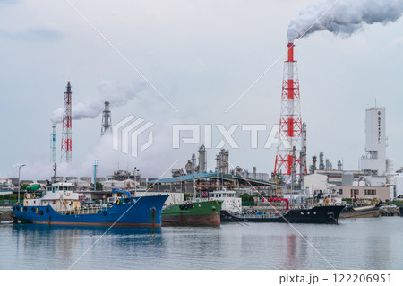 四日市コンビナート、霞ヶ浦緑地公園からの眺め〈三重県四日市市〉 122206951