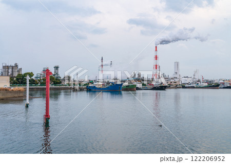 四日市コンビナート、霞ヶ浦緑地公園からの眺め〈三重県四日市市〉 122206952