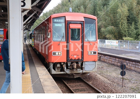 JR宍道駅のホームに停車するJR山陰本線・木次線の列車 122207091