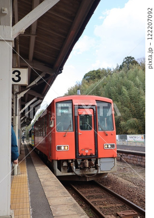 JR宍道駅のホームに停車するJR山陰本線・木次線の列車 122207092