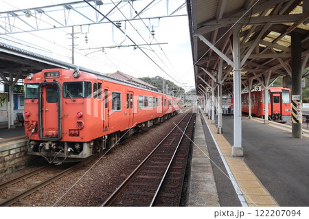 JR宍道駅のホームに停車するJR山陰本線・木次線の列車 122207094