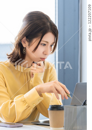 パソコンを使いながら考える女性・ビジネスウーマン 122207109