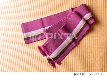 畳の上に置いた着物の帯 122207115