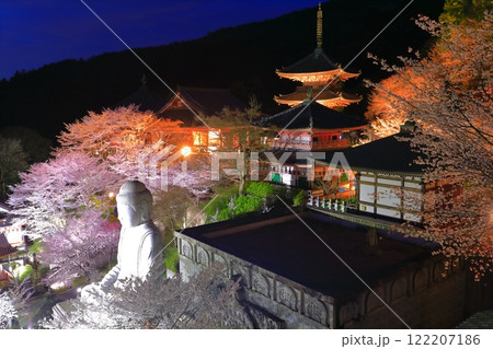 【奈良県】桜が満開の壺阪寺の夜景(桜大仏) 【奈良県】桜が満開の壺阪寺の夜景(桜大仏) 122207186