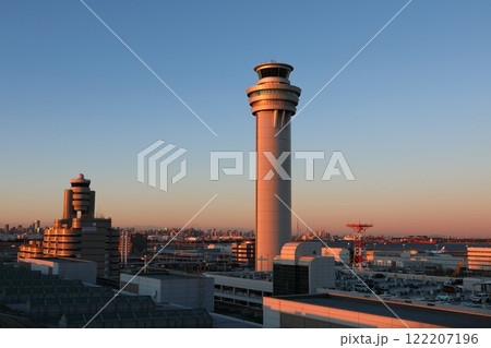 夕方の羽田空港管制塔 122207196
