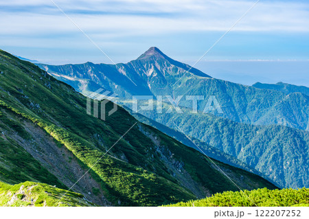 三俣蓮華岳の山頂から見る笠ヶ岳 北アルプス双六岳三俣蓮華岳登山 三俣蓮華岳の山頂から見る笠ヶ岳 北アルプス双六岳三俣蓮華岳登山 122207252