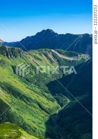 三俣蓮華岳の山頂から見る水晶岳　北アルプス双六岳三俣蓮華岳登山 122207253