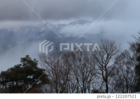 雲に覆われる山 122207521