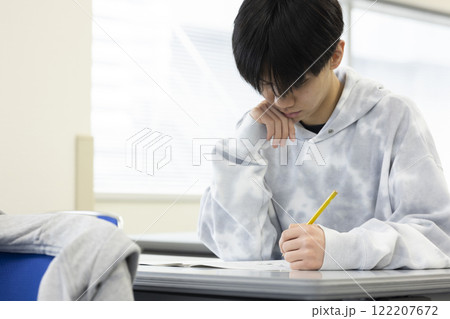 試験を受ける学生 122207672