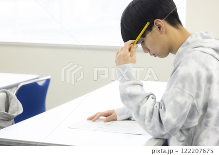 試験を受ける学生 試験を受ける学生 122207675