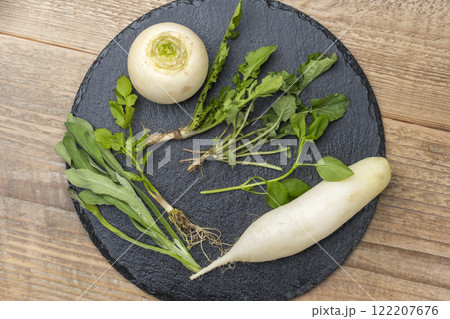 春の七草が美しく並ぶスレートプレートの俯瞰 春の七草が美しく並ぶスレートプレートの俯瞰 122207676