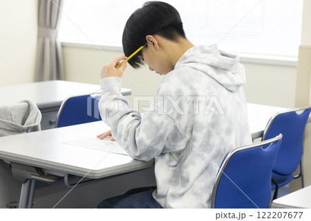 試験を受ける学生 122207677