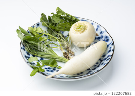 白背景に和の器に並べられた春の七草 122207682