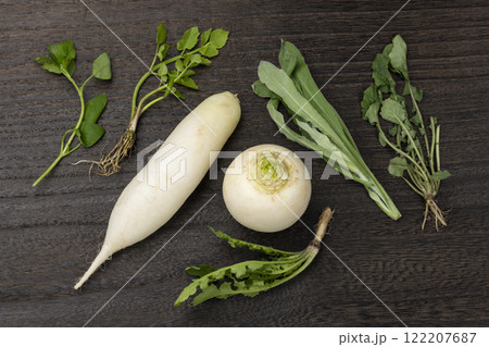 木のテーブルに並べられた春の七草の俯瞰 122207687