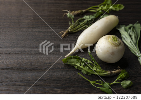 木のテーブルに並べられた春の七草とコピースペース 122207689