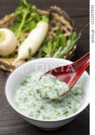 赤いレンゲですくった七草粥 赤いレンゲですくった七草粥 122207695
