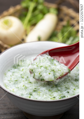 赤いレンゲですくった七草粥 赤いレンゲですくった七草粥 122207697