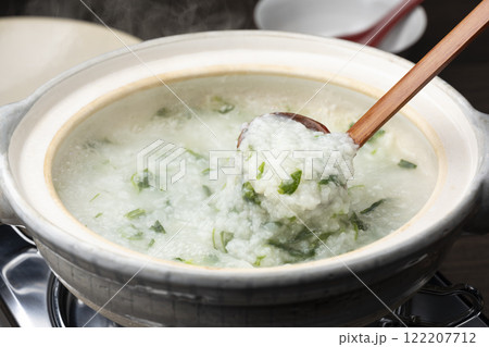 湯気が立ち上る七草粥をすくう木杓子 湯気が立ち上る七草粥をすくう木杓子 122207712