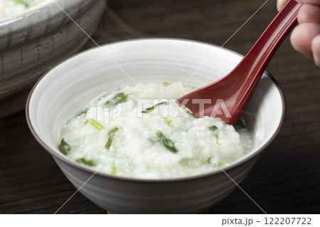 お椀に盛られた七草粥 お椀に盛られた七草粥 122207722