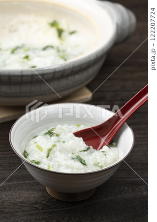お椀に盛られた七草粥 お椀に盛られた七草粥 122207724
